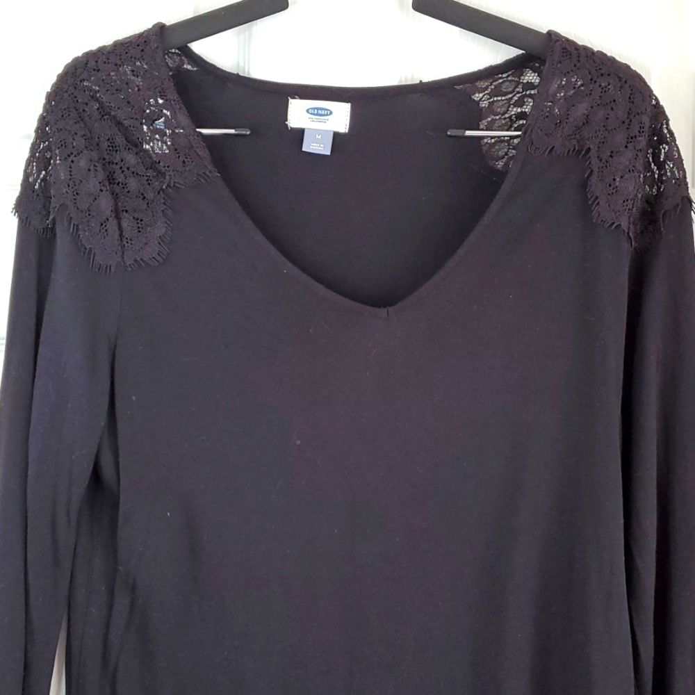 🔥$5 SALE!Old Navy sz M black lace shoulder long sleeve tee. Excellent condition